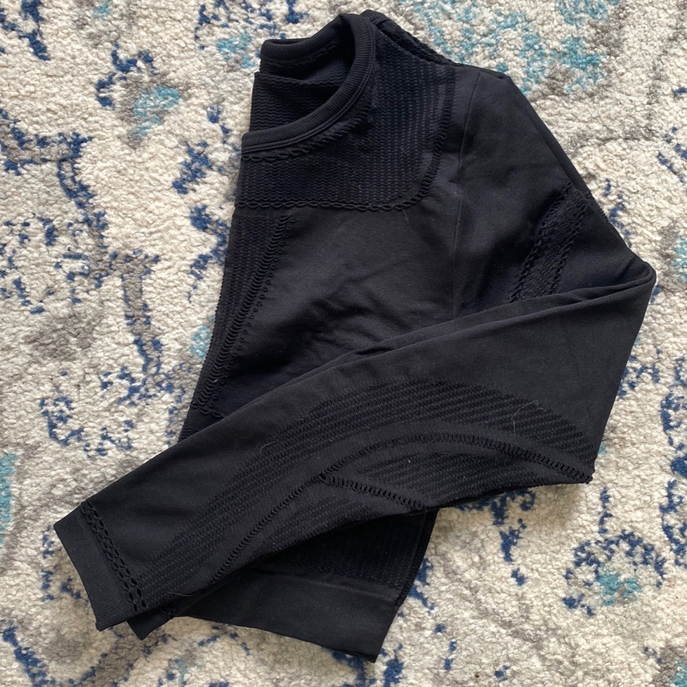 Long sleeve cropped athletic top